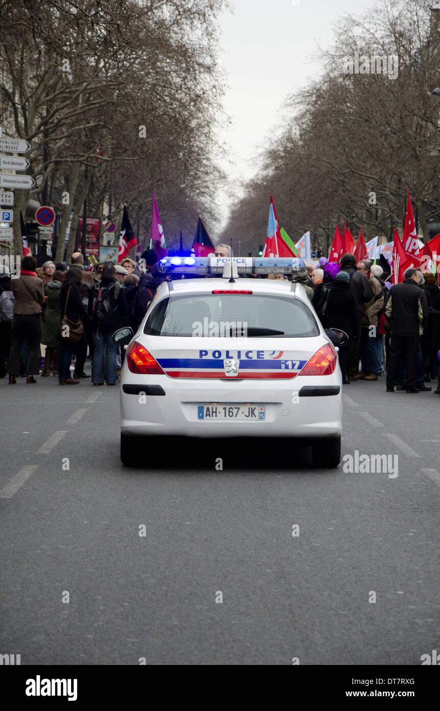Voiture de police française à la manifestation à Paris contre la fermeture de la maternité Des Lilas (banlieue de Paris). La France. Banque D'Images