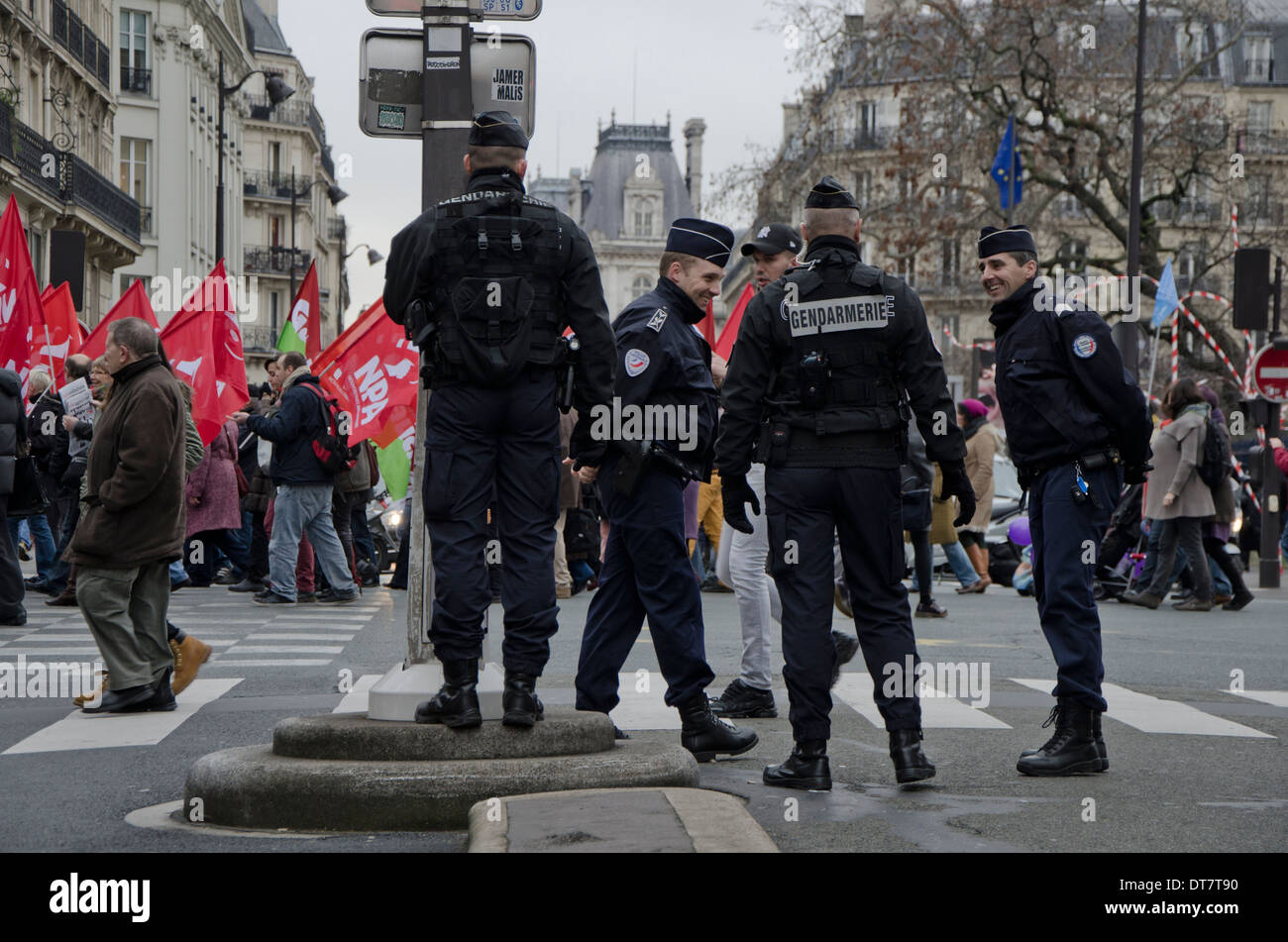 La police française à manifestation à Paris contre la fermeture de la maternité Des Lilas (banlieue de Paris). La France. Banque D'Images