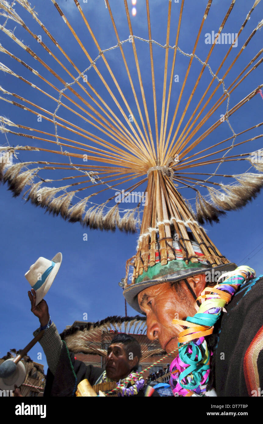 Un groupe de danseurs et musiciens impliqués dans la Communauté andine  défilé coloré portant des chapeaux et coiffures Photo Stock - Alamy