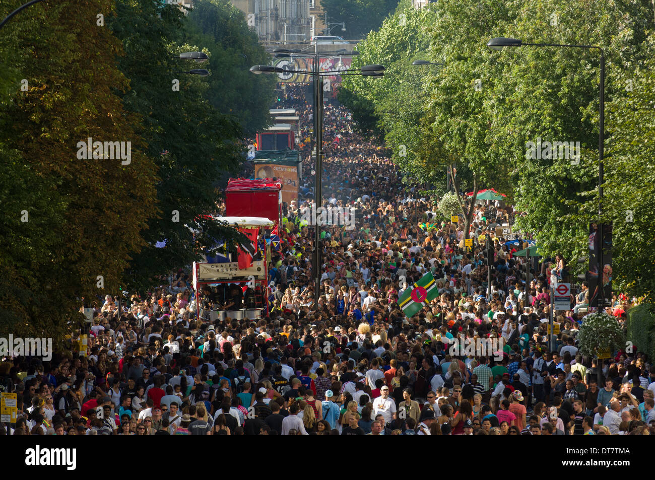 Grande foule de Ladbroke Grove regarder les chars du carnaval cortège, carnaval de Notting Hill, Londres, Angleterre Banque D'Images