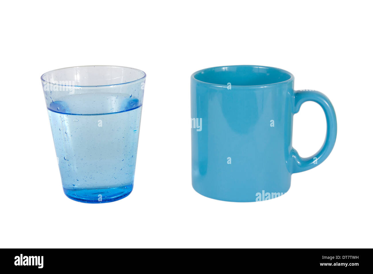 Un verre d'eau et un bleu tasse isolé sur fond blanc Banque D'Images