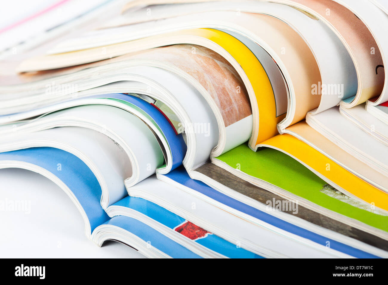 Pile de magazines papier coloré Banque D'Images