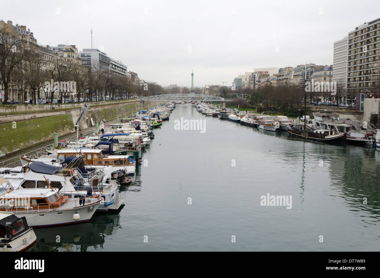 Le bassin de l'Arsenal d'un bassin de plaisance à Paris, avec en arrière-plan la colonne Juli, Paris France. Banque D'Images
