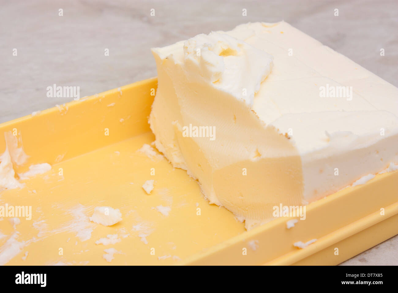 Le soutien du beurre beurre jaune sur la table Banque D'Images