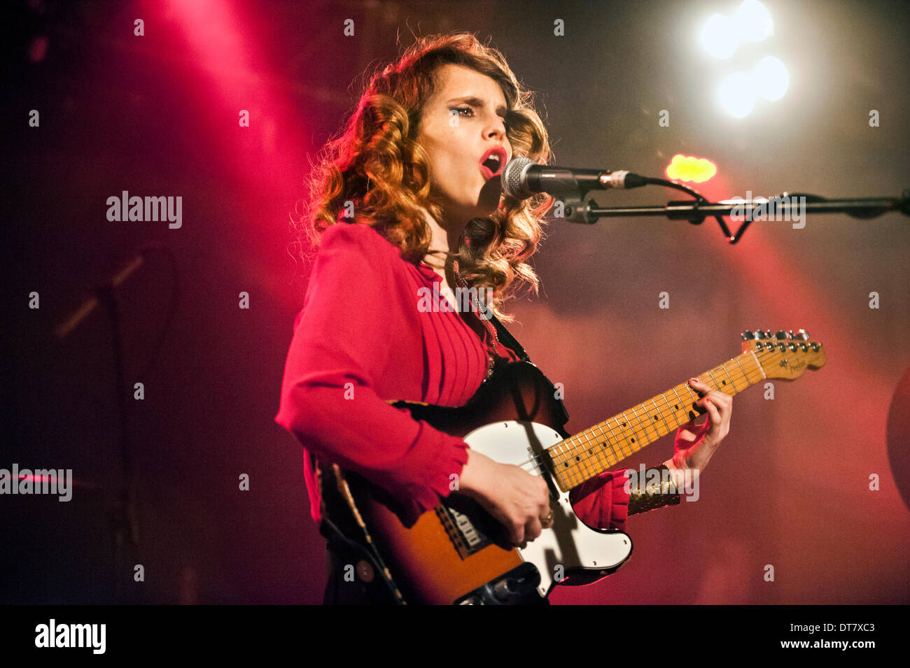 Birimingham, UK . 10 fév, 2014. Chanteur auteur-compositeur Anni Calvi en concert à Birmingham Institute, au Royaume-Uni. Crédit : John Bentley/Alamy Live News Banque D'Images