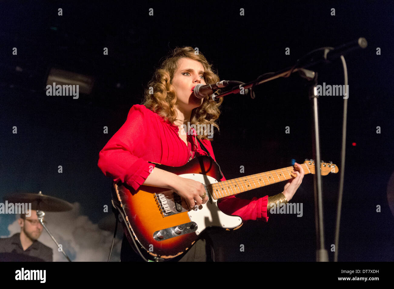 Birimingham, UK . 10 fév, 2014. Chanteur auteur-compositeur Anni Calvi en concert à Birmingham Institute, au Royaume-Uni. Crédit : John Bentley/Alamy Live News Banque D'Images