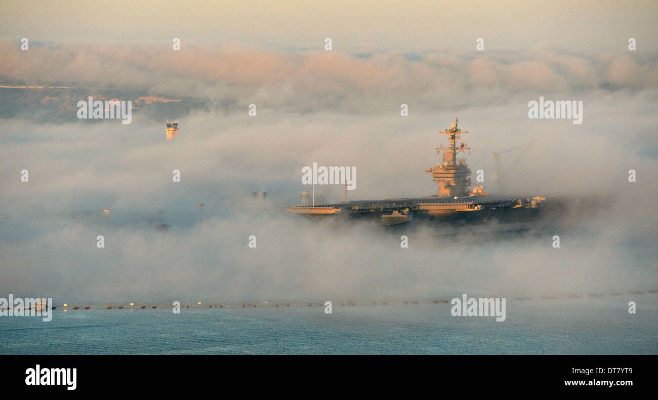 San Diego, CA, USA . Feb 11, 2014. L'US Navy porte-avions nucléaire USS Carl Vinson est enveloppé dans le brouillard alors qu'elle s'assoit à son poste à quai, le 11 février 2014 à San Diego, CA. Credit : Planetpix/Alamy Live News Banque D'Images