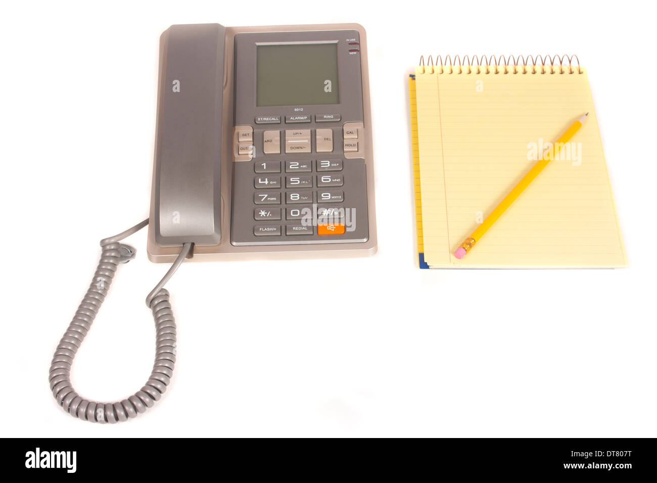Téléphone et un carnet à spirales avec un crayon plus isolé sur fond blanc Banque D'Images
