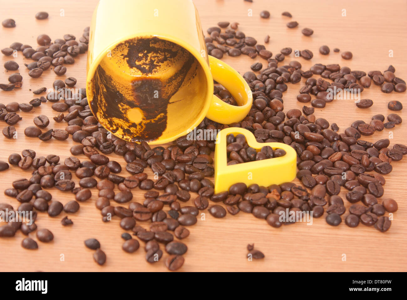 Tasse de café vide et quelques grains de café Banque D'Images