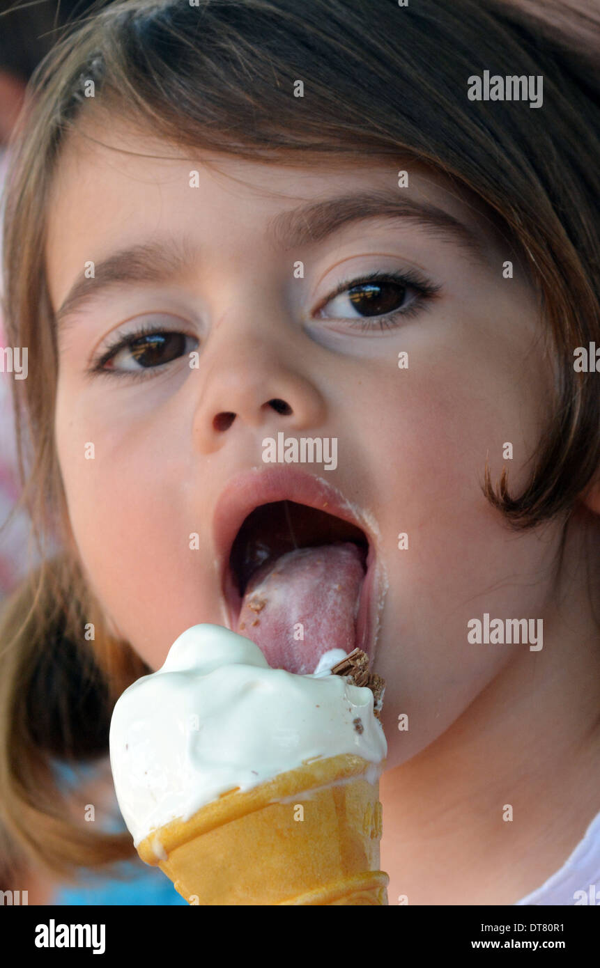Beautiful Little Girl Eats Ice Cream In The Summer Banque D Image Et Photos Alamy