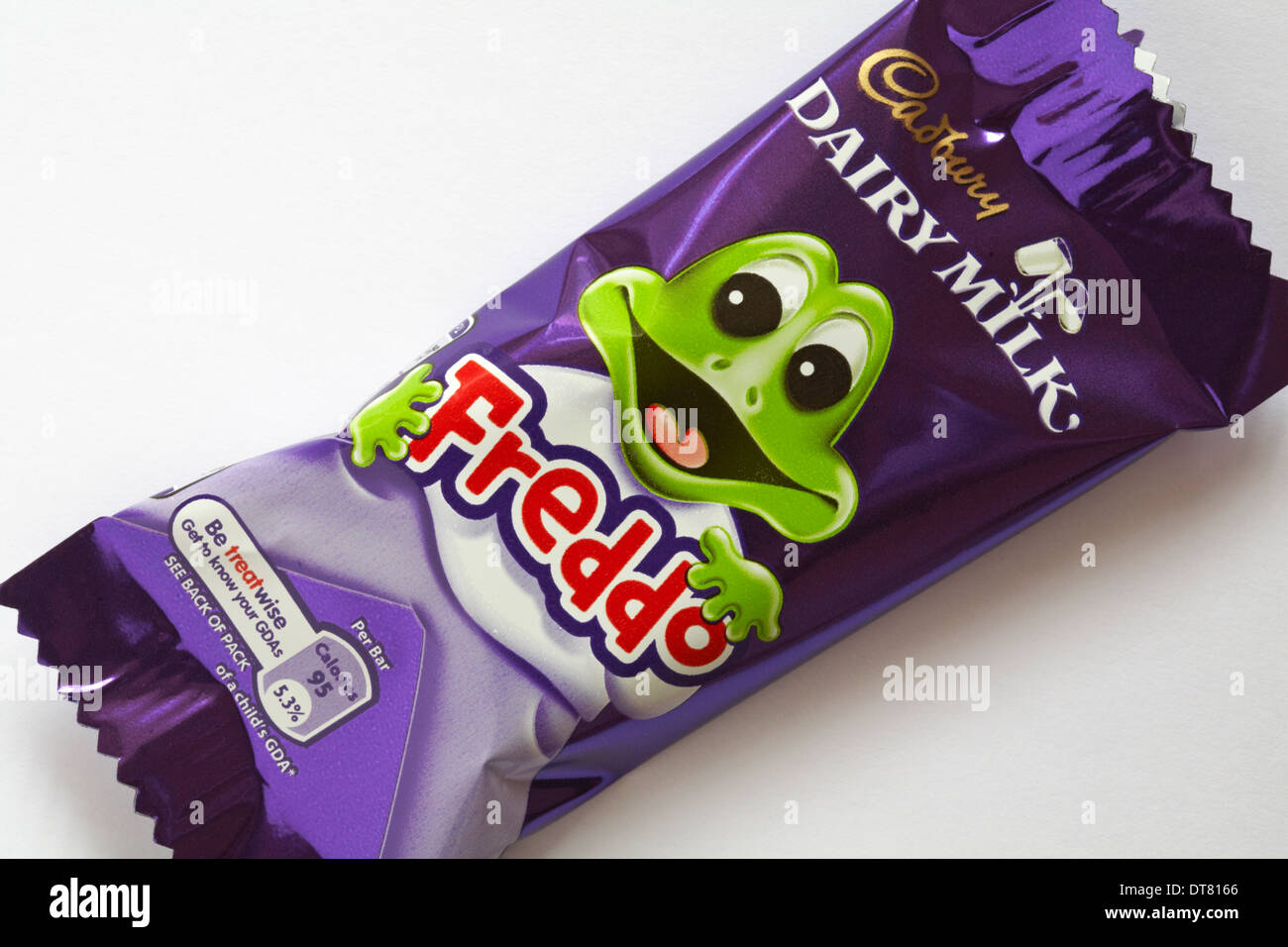 Enveloppé de lait Cadbury Freddo barre de chocolat sur fond blanc Banque D'Images