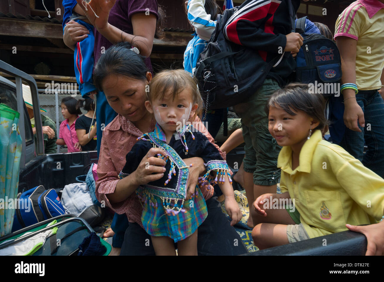 La famille thaï arrivant à une fête familiale avant la cérémonie d'Ordination à dos d'éléphant (Buat Chang), si Sachanalai, Sukhothai, Thaïlande Banque D'Images