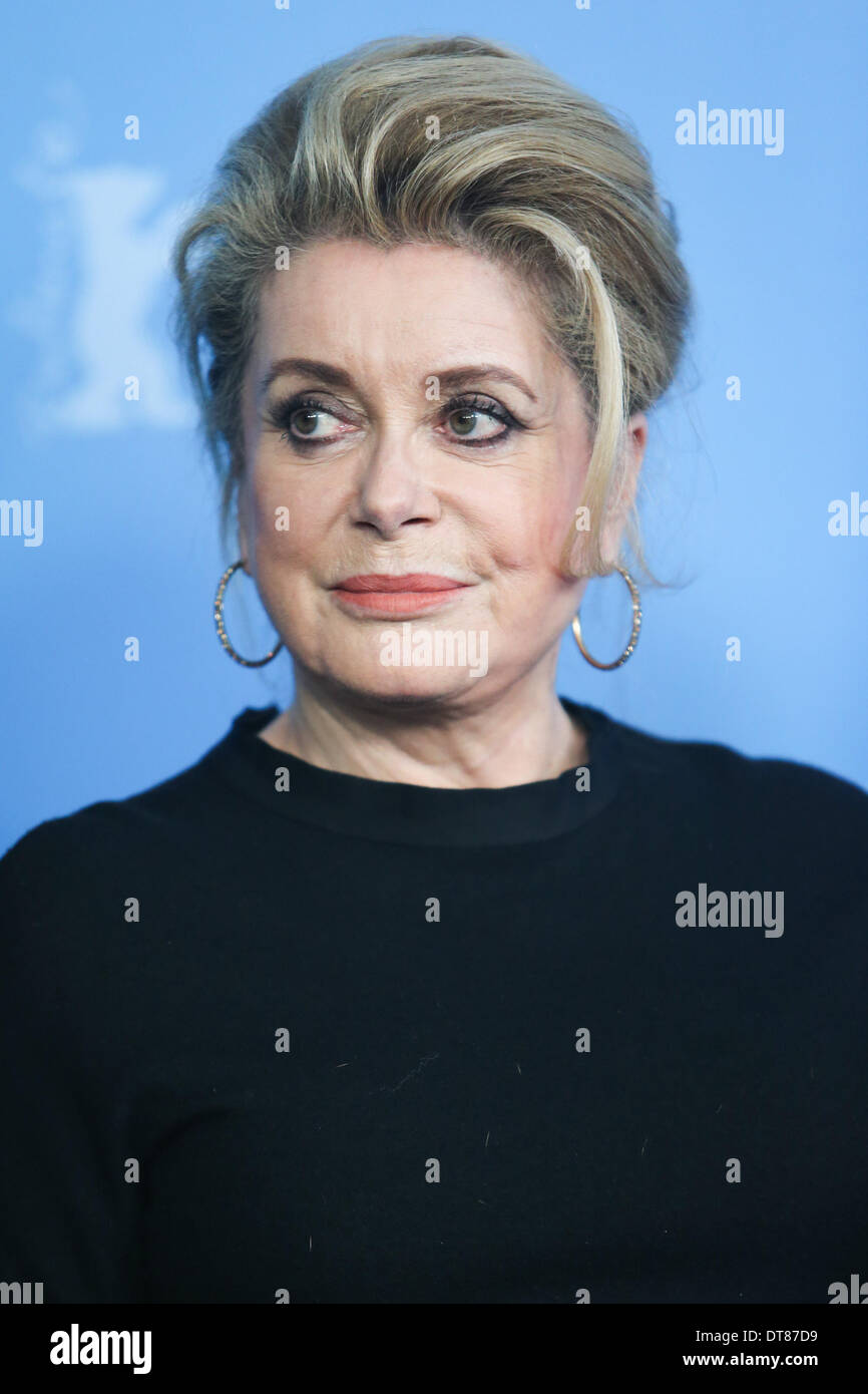 Berlin, Allemagne. Feb 11, 2013. L'actrice française Catherine Deneuve pose pour des photos lors d'un photocall pour promouvoir le film "dans la cour" à la 64e Berlinale Festival International du Film de Berlin, Allemagne, le 11 février, 2013. © Zhang Fan/Xinhua/Alamy Live News Banque D'Images