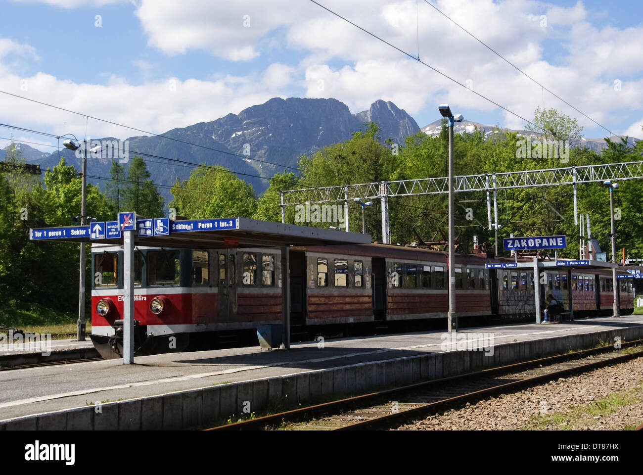 Train à la gare principale de Zakopane Tatras Pologne Banque D'Images