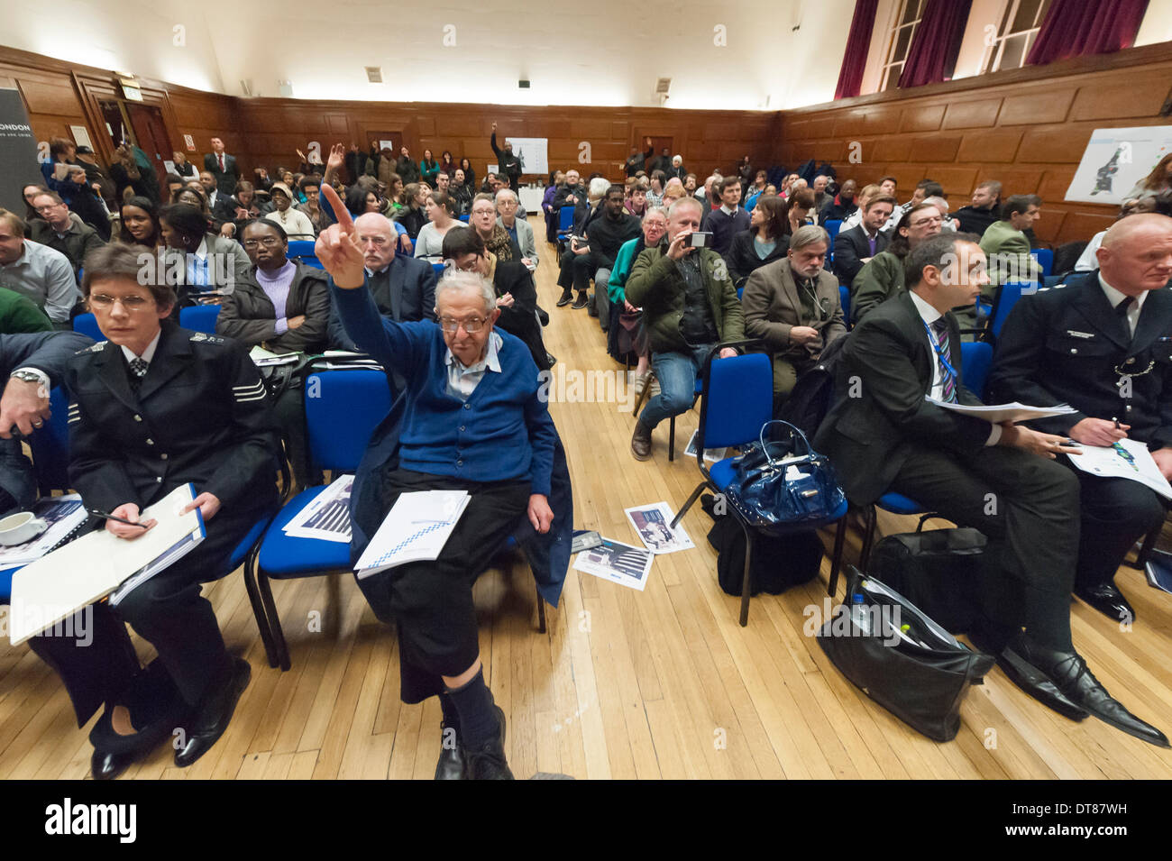 Hôtel de ville de Lambeth, Brixton, Londres. 11 Février, 2014. Scènes en colère ont été observées à Lambeth Town Hall à Brixton, dans le sud de Londres, à titre de maire suppléant pour le maintien de l'ordre et la criminalité (MOPAC) Steven Greenhalgh, senior et agents de la Police métropolitaine, a tenu une consultation sur les priorités des gens de police. Credit : Lee Thomas/Alamy Live News Banque D'Images