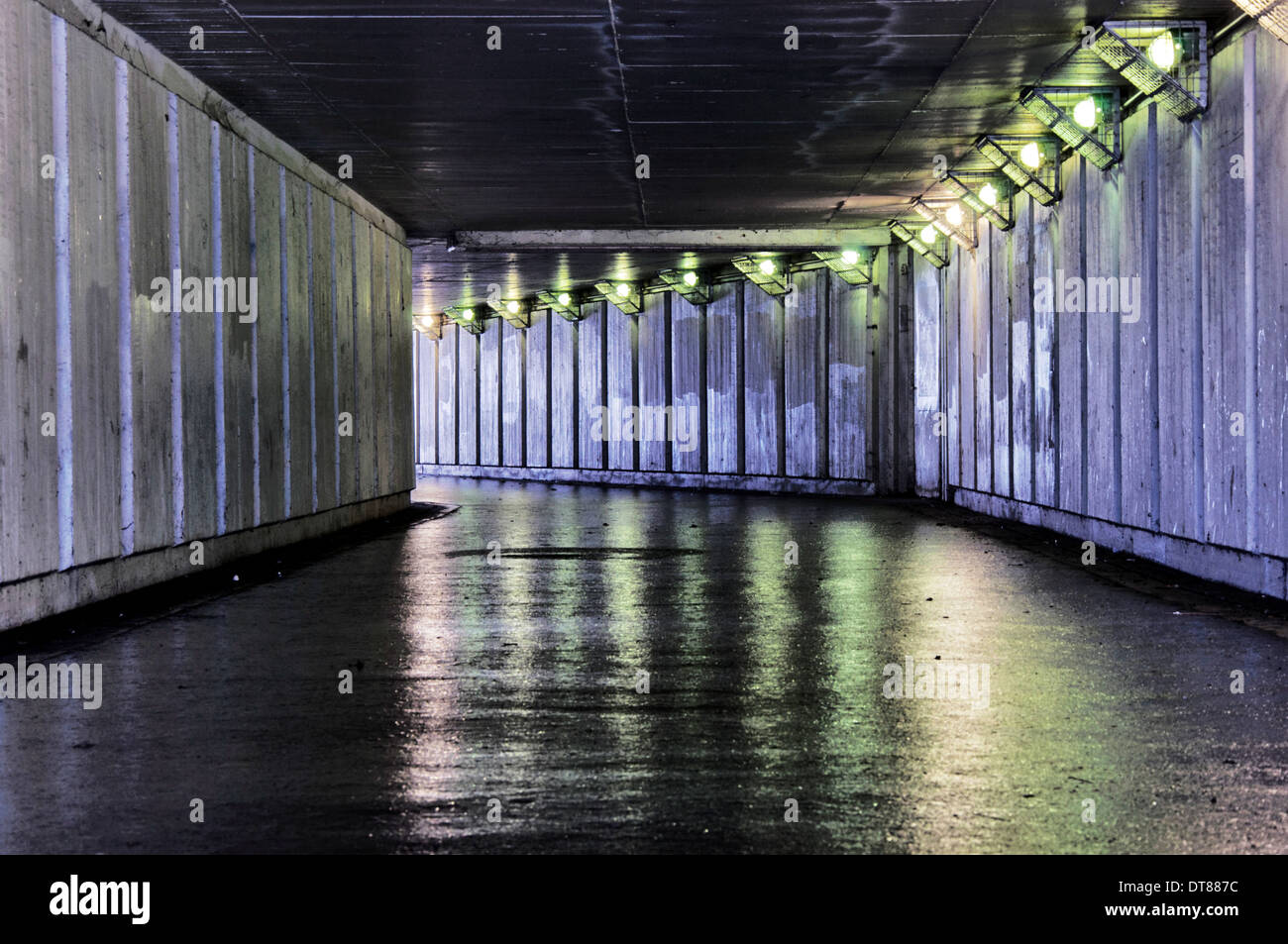 Tunnel avec la personne passionnée.focus sélectif au milieu du tunnel Banque D'Images