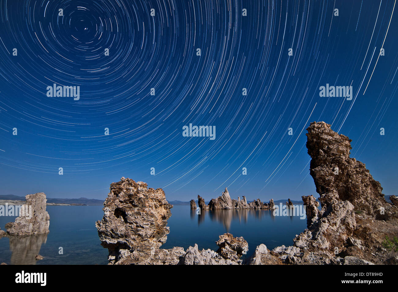 La lune éclaire les formations de tuf trouvés au lac Mono, en Californie. Banque D'Images