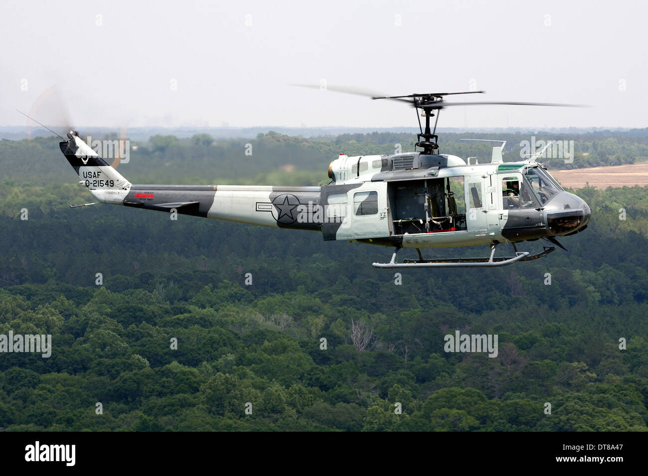 Un U.S. Air Force UH-1H Huey dans une expérience. Banque D'Images