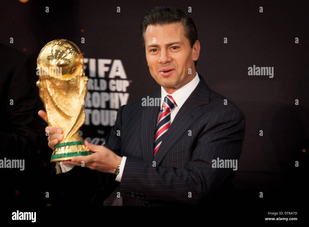 La ville de Mexico, Mexique. Feb 11, 2014. Le Président mexicain Enrique Pena Nieto détient le trophée de la Coupe du Monde de la FIFA, lors d'un événement qui a eu lieu à la résidence officielle de Los Pinos, à Mexico, capitale du Mexique, le 11 février, 2014. © Pedro Mera/Xinhua/Alamy Live News Banque D'Images