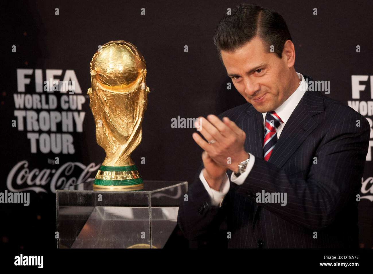 La ville de Mexico, Mexique. Feb 11, 2014. Le Président mexicain Enrique Pena Nieto réagit en face de la FIFA Coupe du monde, lors d'un événement qui a eu lieu à la résidence officielle de Los Pinos, à Mexico, capitale du Mexique, le 11 février, 2014. © Pedro Mera/Xinhua/Alamy Live News Banque D'Images