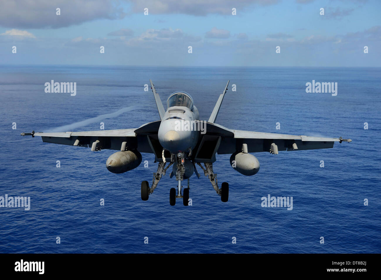 24 avril 2013 - Un F/A-18E Super Hornet participe à une démonstration de puissance de l'air au-dessus de l'océan Pacifique. Banque D'Images