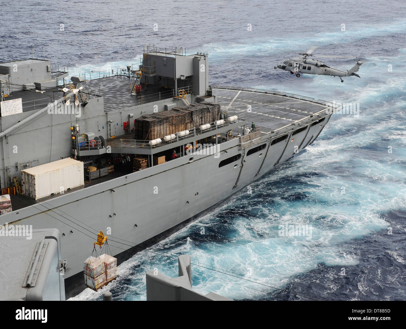 Une Sea Hawk MH-60S effectue un ravitaillement vertical en mer. Banque D'Images