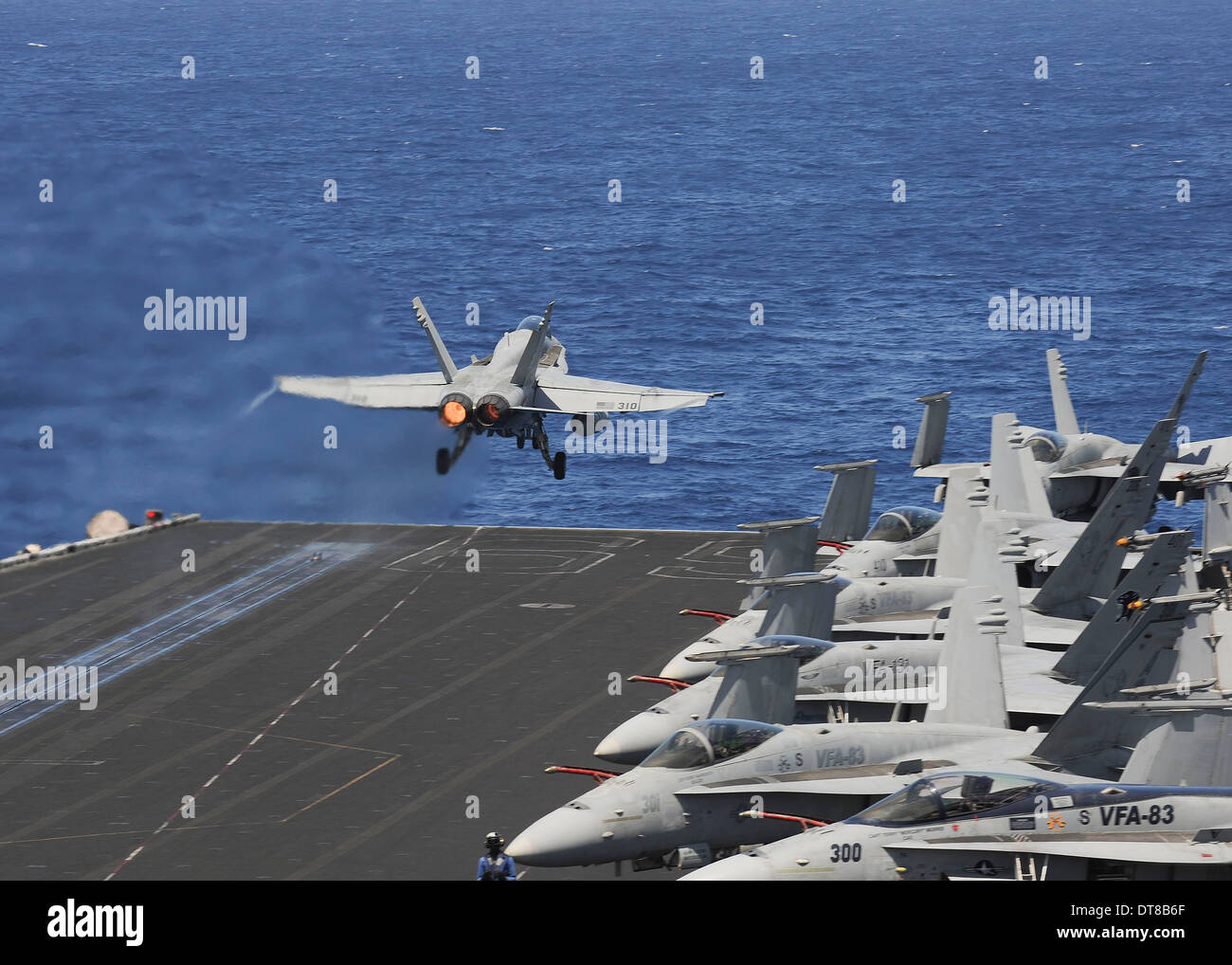 Un F/A-18C Hornet lance sur le pont du USS Dwight D. Eisenhower. Banque D'Images