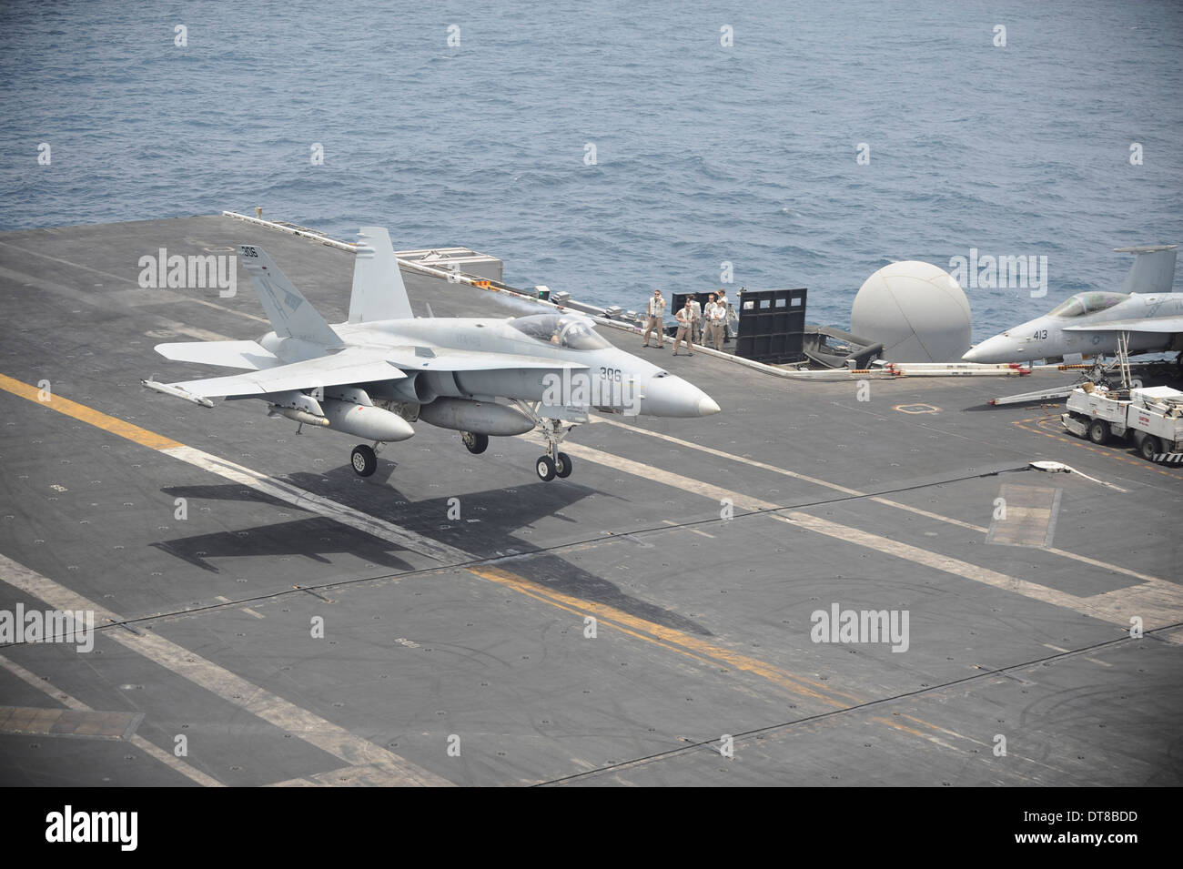 Nord de la mer d'Oman, le 19 juillet 2013 - Un F/A-18C Hornet atterrit sur le pont du porte-avions USS Nimitz. Banque D'Images