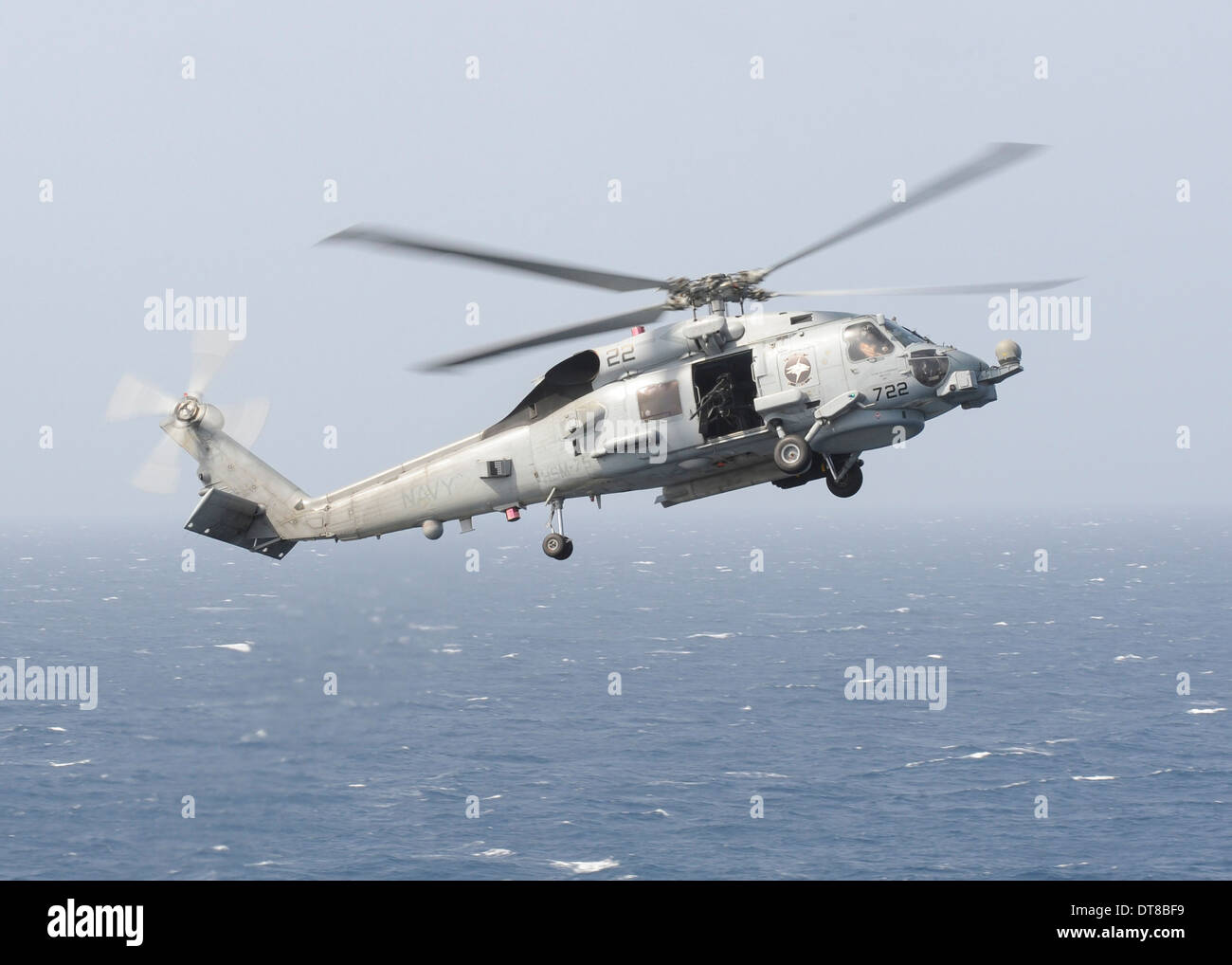 7 août 2013 - MH-60R Un hélicoptère Sea Hawk se prépare à atterrir sur le pont d'envol du porte-avions USS Nimitz. Banque D'Images