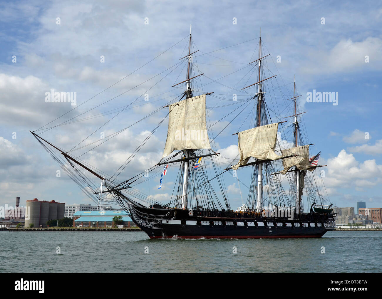 USS Constitution met les voiles dans le port de Boston. Banque D'Images