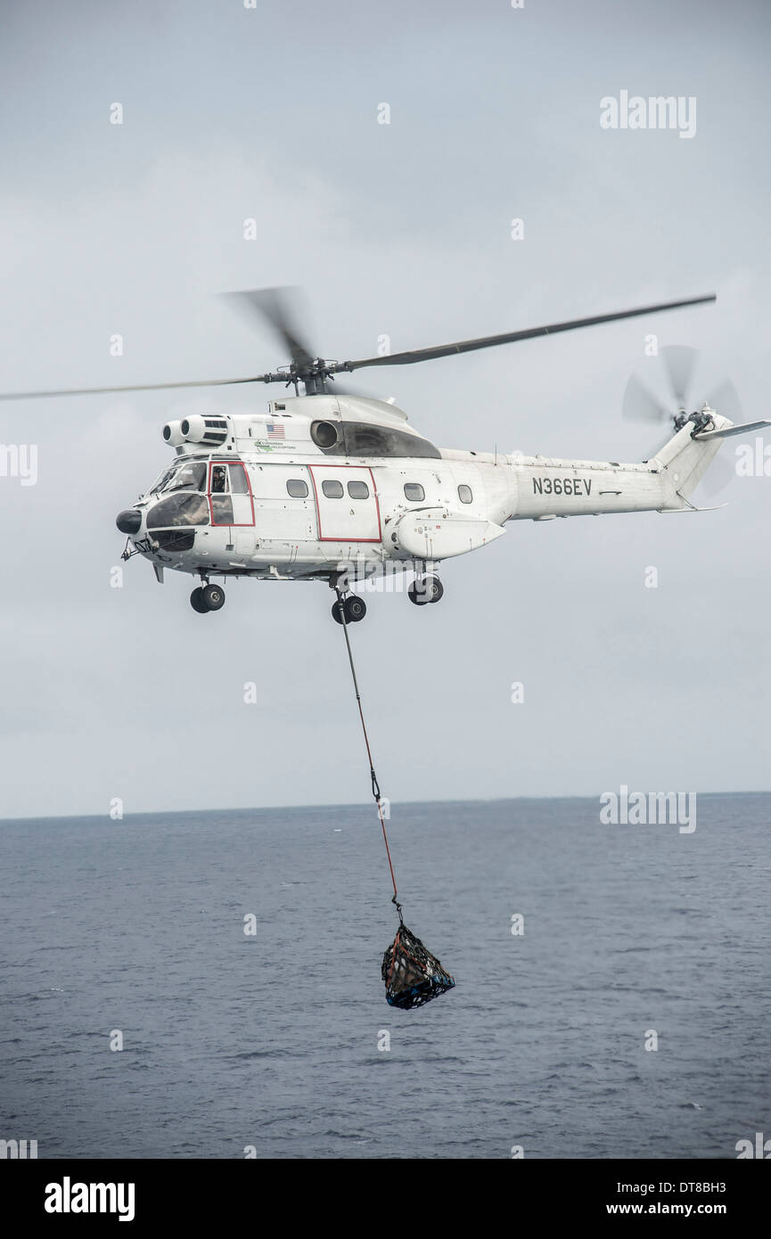 Un SA-330 Puma hélicoptère de transport de fret se déplace au cours d'un ravitaillement vertical. Banque D'Images