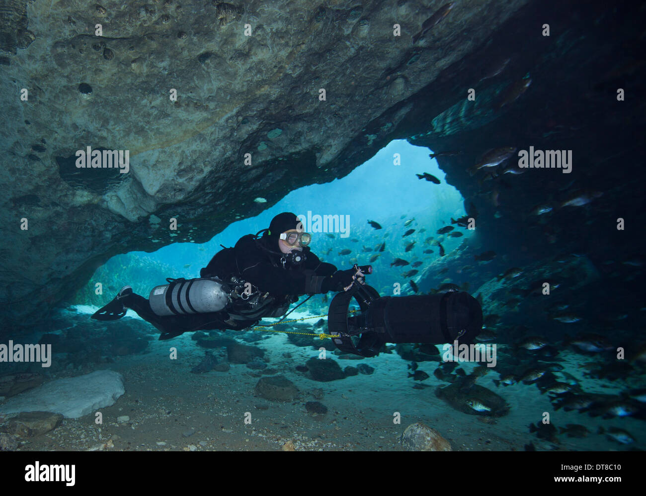 Un plongeur à l'aide d'un véhicule à propulsion de plongeur le système de grottes de Blue Springs. Banque D'Images