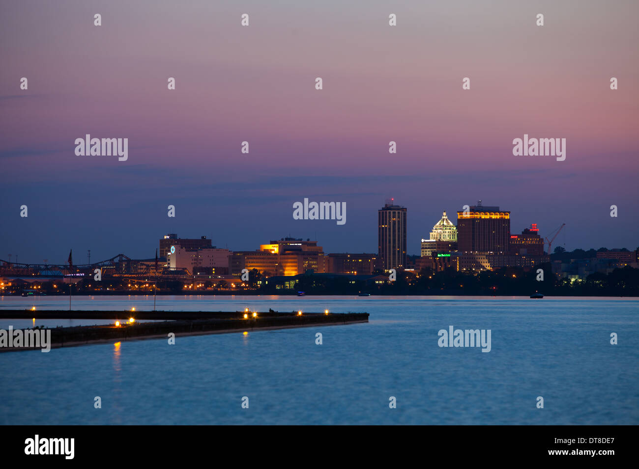 La ville de Peoria, IL miroite sur la rivière Illinois tard un soir d'été. Banque D'Images