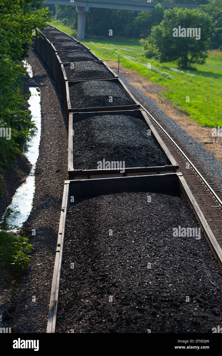 Un train de charbon chargés Banque D'Images