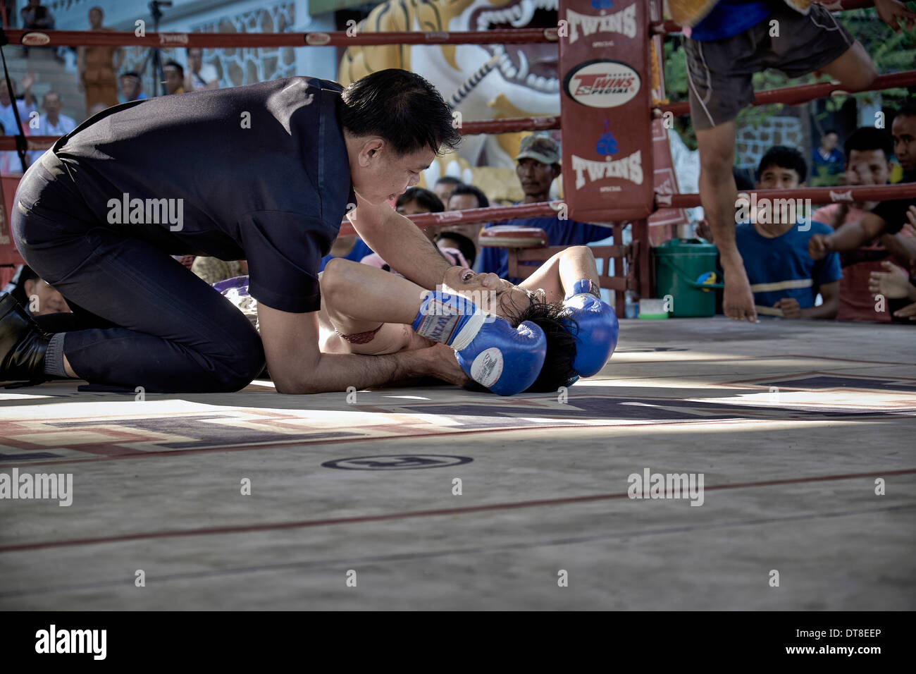 Le Muay Thai kick boxer recevant attention après un coup knock out. Thaïlande S. E. l'Asie. Banque D'Images