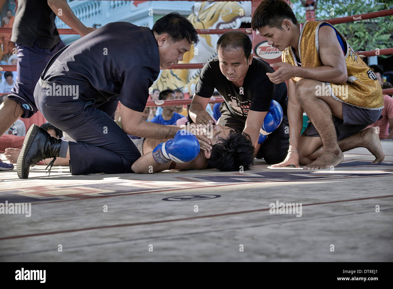 Le Muay Thai kick boxer recevant attention après un coup knock out. Thaïlande S. E. l'Asie. Banque D'Images