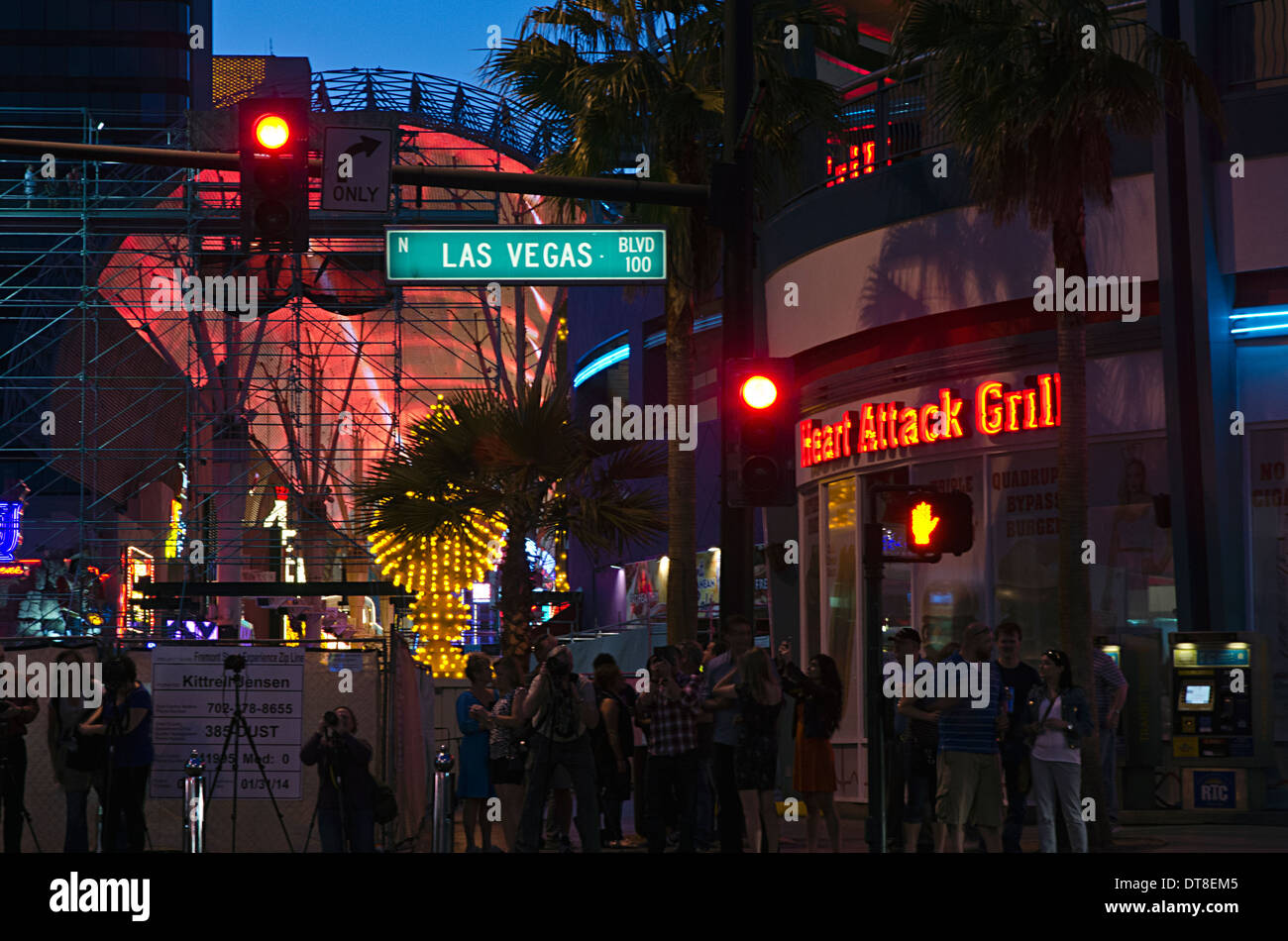 Fremont Street à Las Vegas, Nevada. Un festival de rue au milieu des néons lumineux. Les personnes qui s'y découvrir les sites Banque D'Images