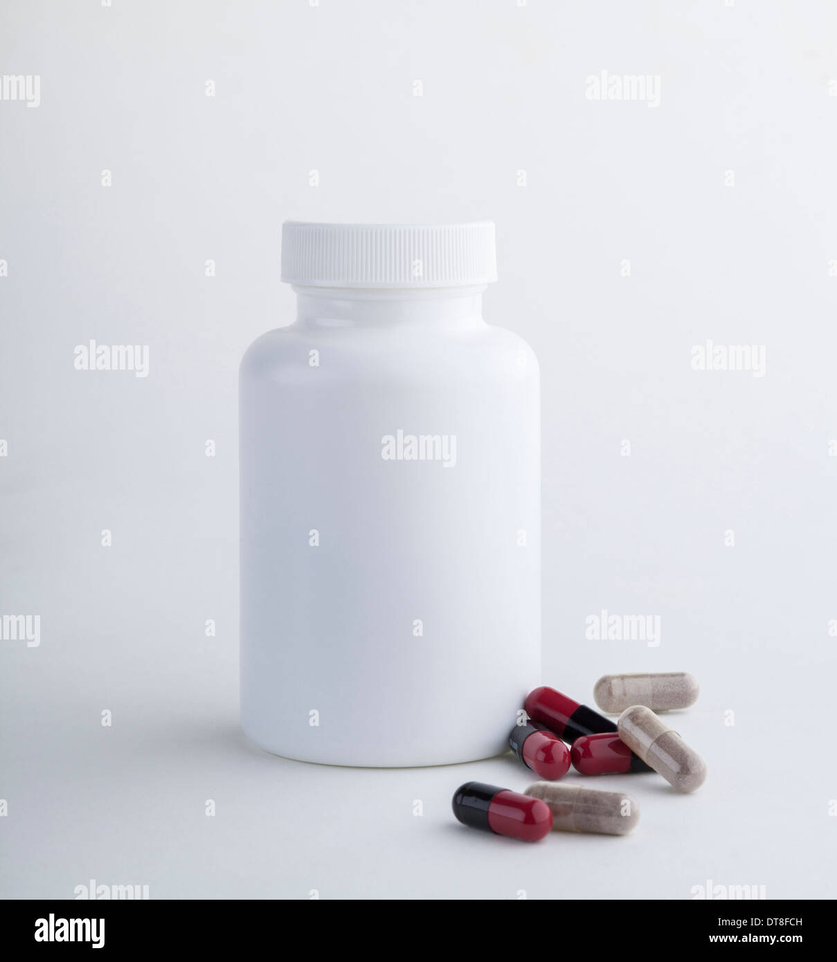 Flacon de médicaments et les tablettes isolé sur fond blanc Banque D'Images