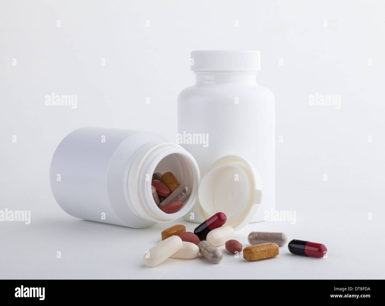 La médecine alimentaire complémentaire et comprimés bouteille isolé sur fond blanc Banque D'Images
