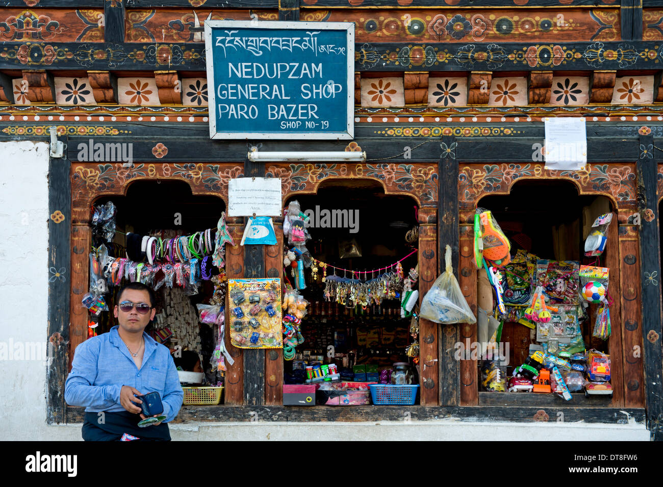 Homme bhoutanais shopping dans un magasin général, Paro, Bhoutan Banque D'Images