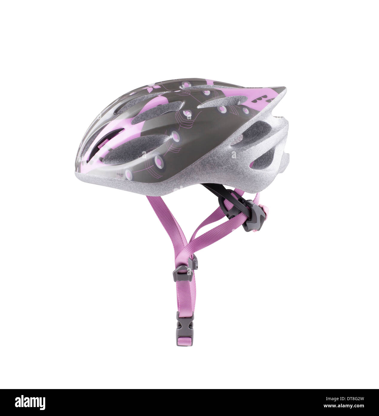 Femme location vtt casque de sécurité isolé sur fond blanc Banque D'Images