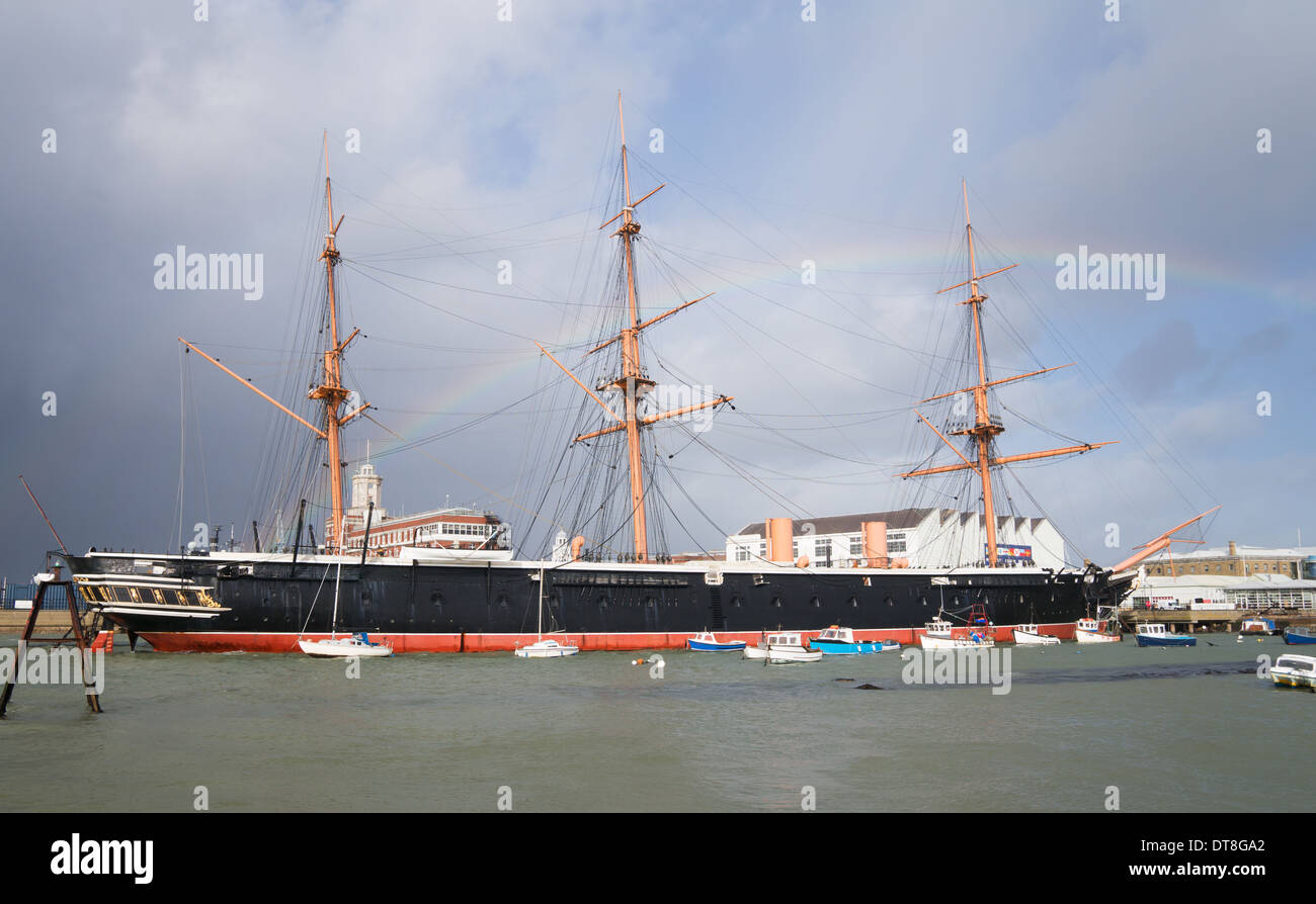 Au début de la machine à vapeur powered blindée, à coque en fer navire de guerre HMS Warrior, construite en 1860, avec rainbow, Portsmouth England UK Banque D'Images