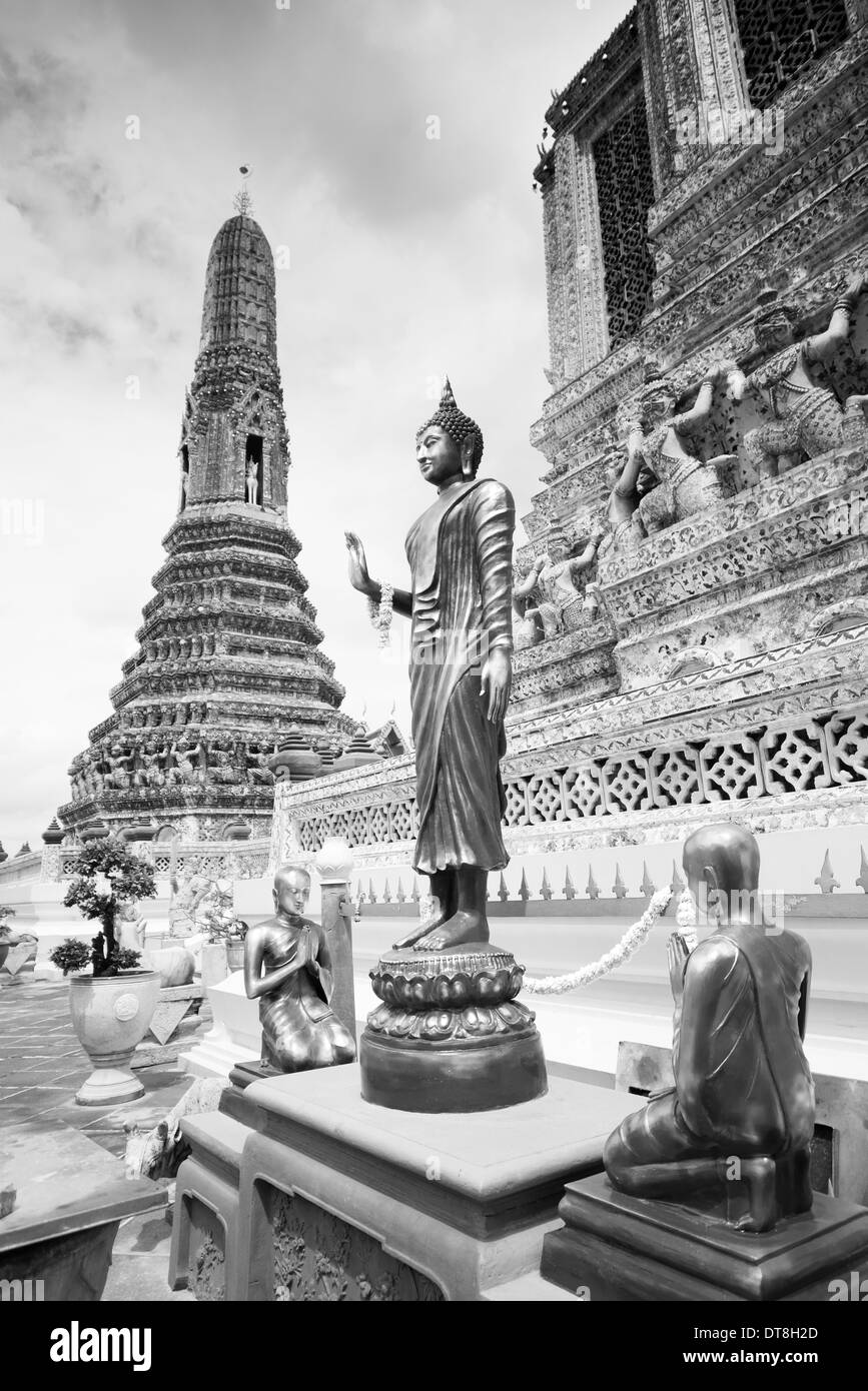 Statues de Bouddha thaï au Wat Arun, temple thaïlandais en noir et blanc, Bangkok, Thaïlande Banque D'Images