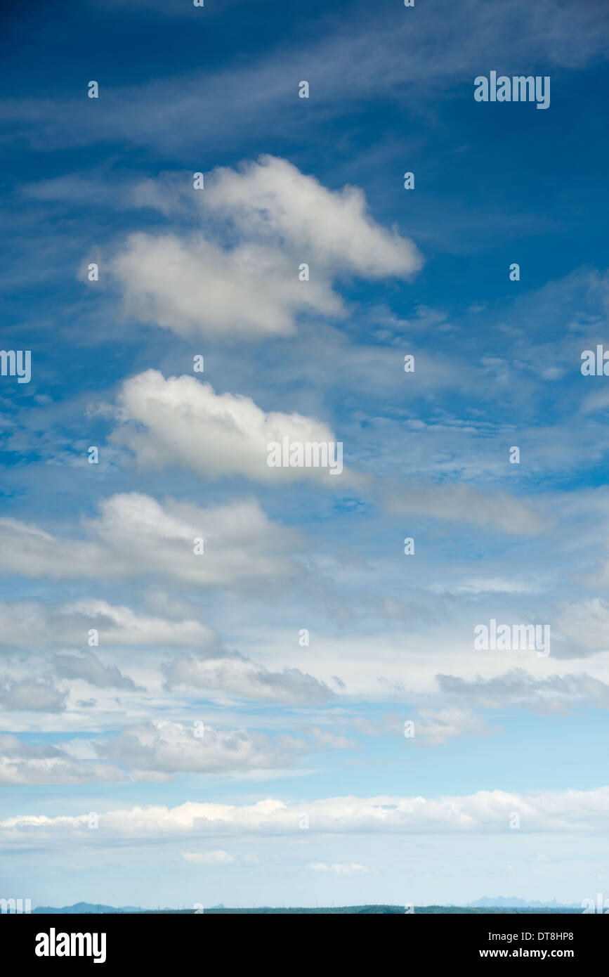 Pile de cumulus contre ciel bleu clair, photographie verticale Banque D'Images