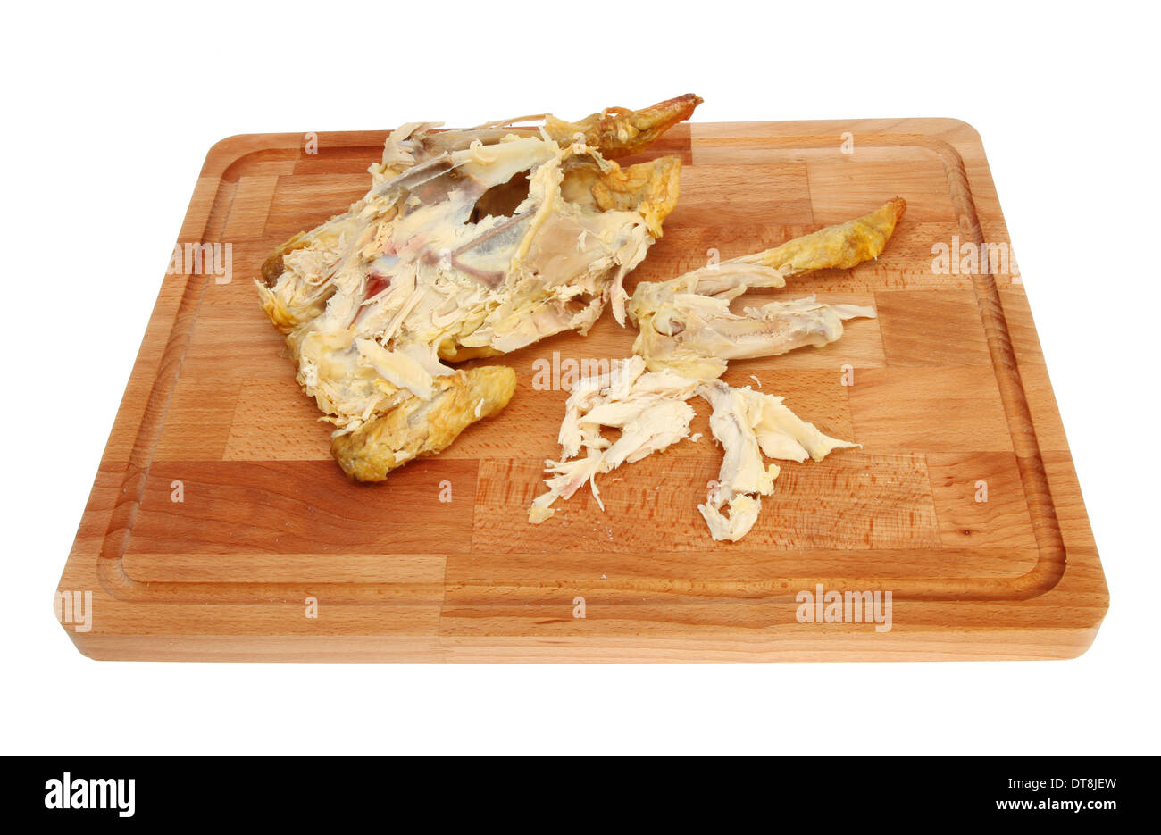 Restes de poulet, de la viande et de la carcasse dépouillée sur un conseil de préparation des aliments en bois blanc isolé contre Banque D'Images