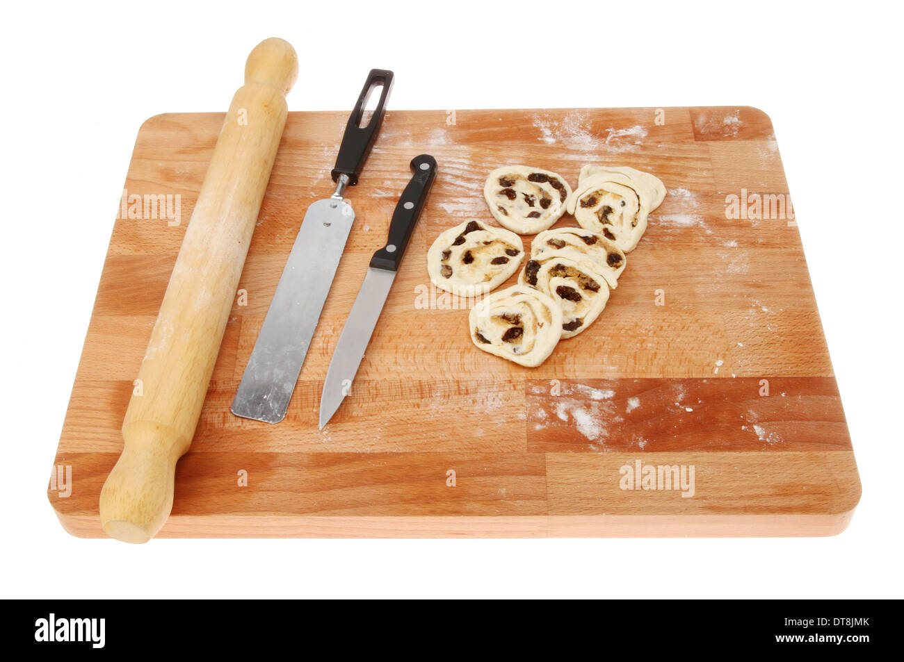 Conseil de préparation des aliments en bois avec un rouleau à pâtisserie couteau , spatule et pâtisseries non cuites isolés contre white Banque D'Images