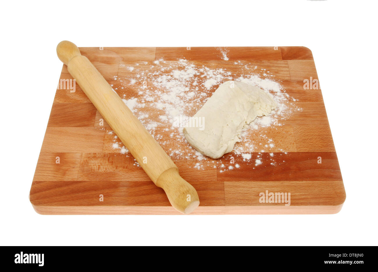La pâtisserie, la farine et un rouleau à pâtisserie en bois de hêtre sur une carte de préparation des aliments isolés contre white Banque D'Images