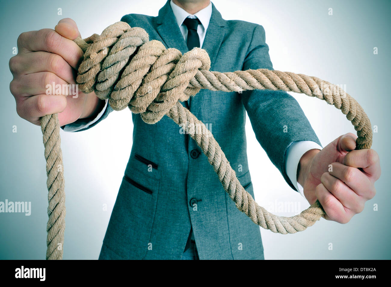 Homme portant un costume tenant une corde avec un noeud coulant hangmans Banque D'Images