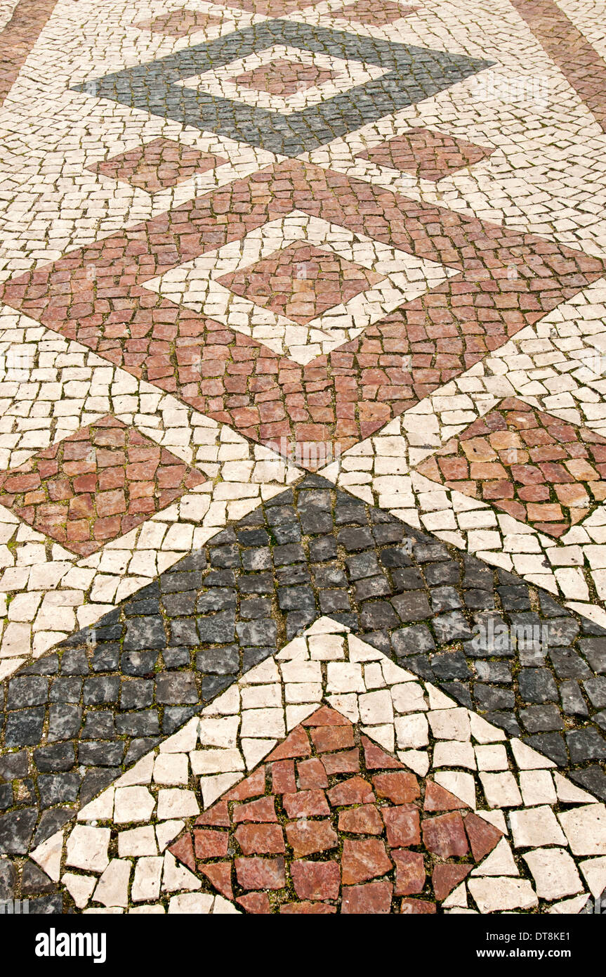 Belle mosaïque motifs pavés dans la rue, à Lagos, Portugal Banque D'Images