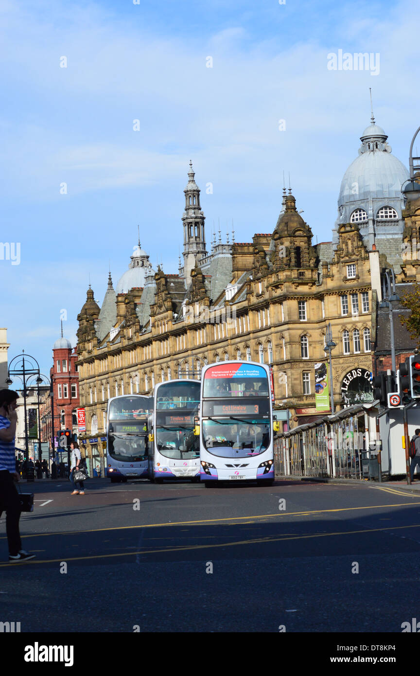 Le CENTRE-VILLE DE LEEDS DÉPEIGNANT BUS DANS TRILOGY Banque D'Images